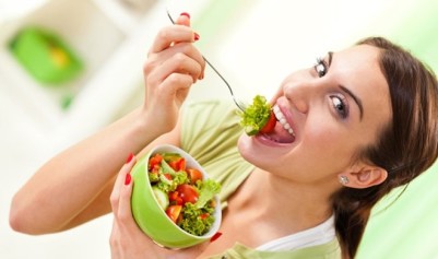 girl-eating-salad