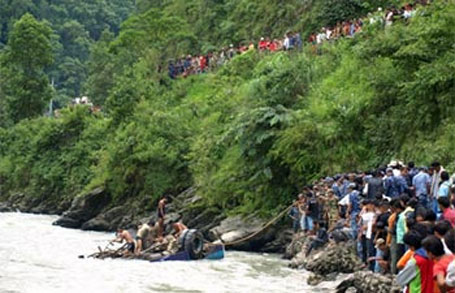 पूर्वगृहमन्त्री माधव घिमिरे चढेको जीप त्रिशुलीमा खस्यो, ४जना वेपत्ता