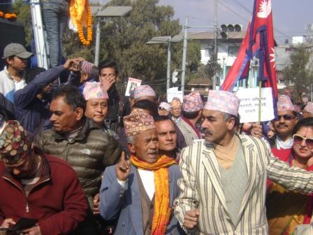 पृथ्वीनारायण शाहको सालिकमा १०८ मिटर लामो माला अर्पण