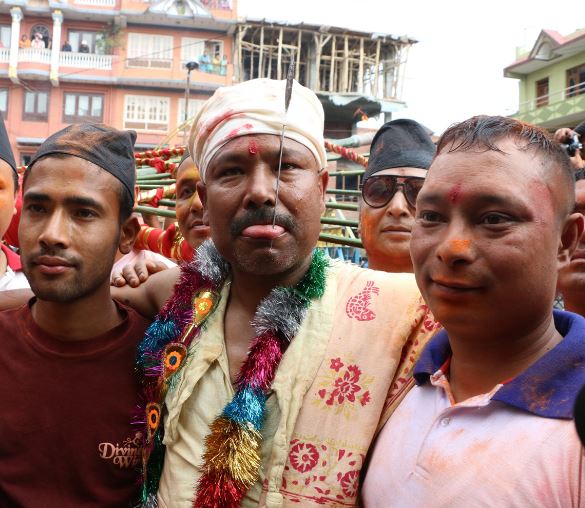 १० इन्च लामो सुइरोले जिब्रो छेडेर टोलटोल घुमे बुद्धकृष्ण