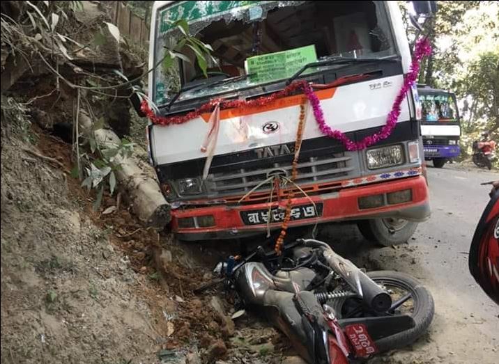 तारकेश्वर ४ मा बसले माेटसाइकललाइ ठक्कर,चालक गम्भीर घाइते